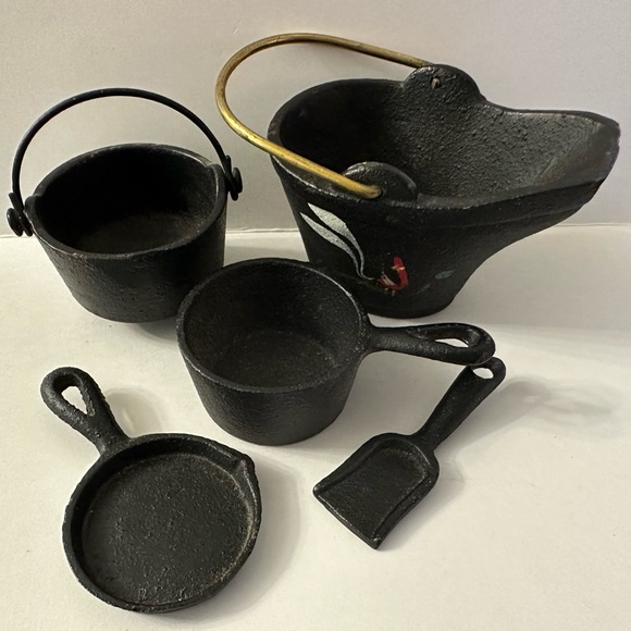 EUC VINTAGE MINIATURE CAST IRON COOKWARE 5pc SET - Picture 1 of 8